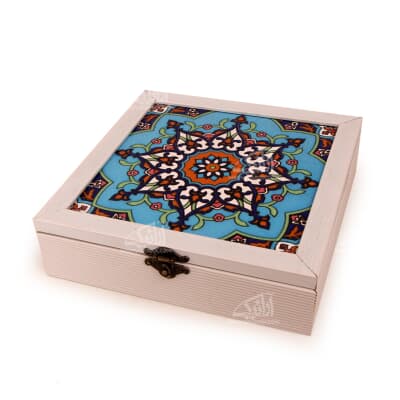 جعبه پذیرایی‏ چوبی‏ مربع‏ کاشی‏ سایز ‏23‏cm‏ رنگ ‏سفید‏ طرح ‏ترنج‏ 